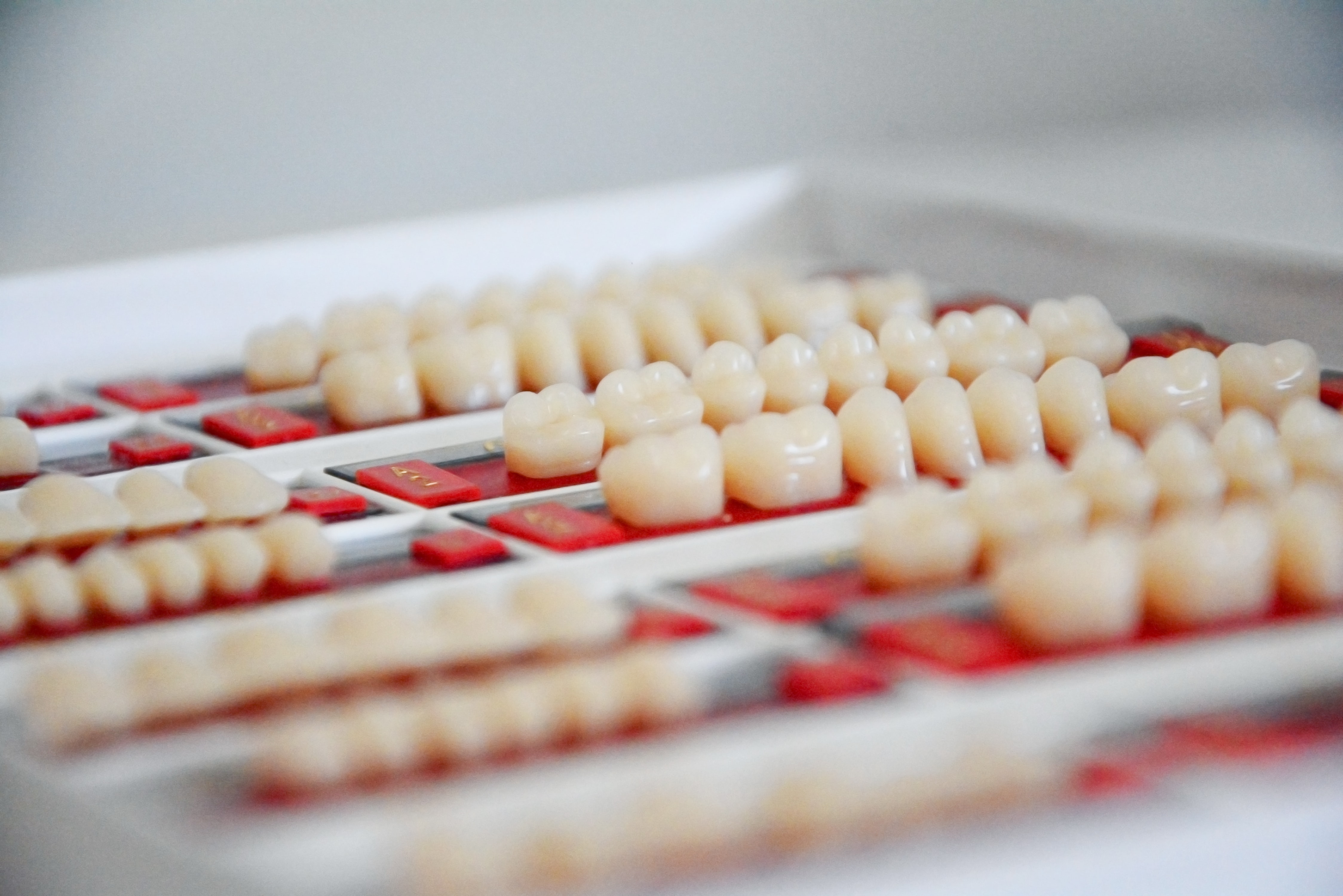 Zahnkrone Ungarn, Metallkeramikkrone, Zirkonkrone, Behandlungsablauf, Zahnkrone Kosten, Vorteile von Zahnkronen, perfekter Zahnersatz, ThermalDent, Ungarn